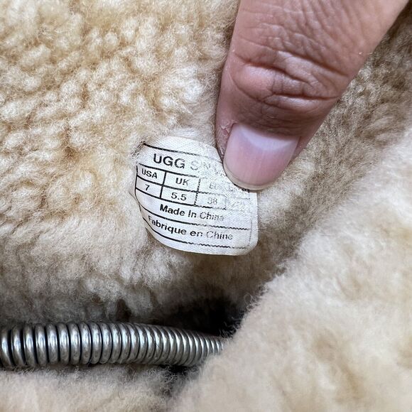 UGG Boots Classic Bailey Button Womens Sz 7 Brown Leather Sheepskin Winter 5803 - Picture 6 of 9